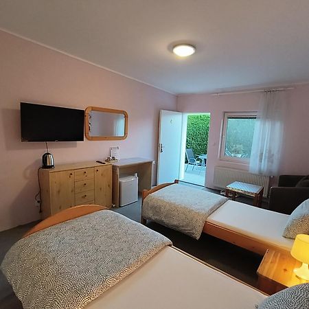 Cozy Room With Garden In Bratislava Luaran gambar