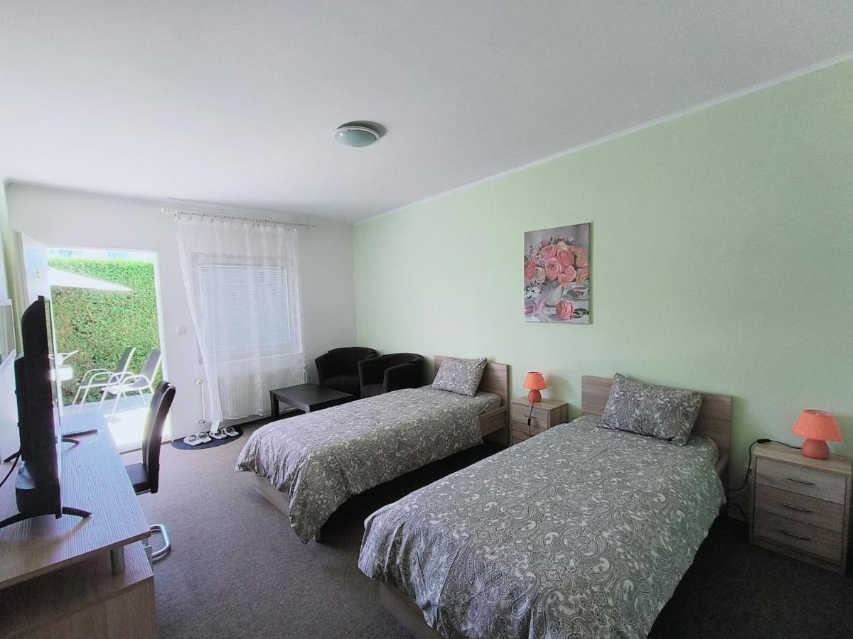 Cozy Room With Garden In Bratislava Luaran gambar