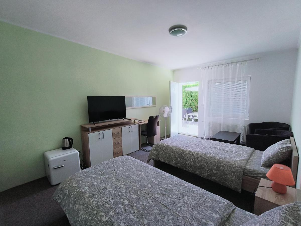 Cozy Room With Garden In Bratislava Luaran gambar