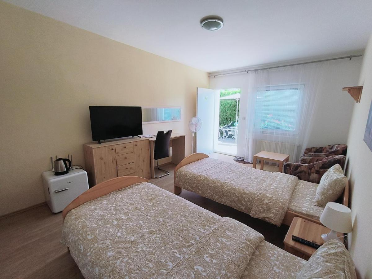 Cozy Room With Garden In Bratislava Luaran gambar