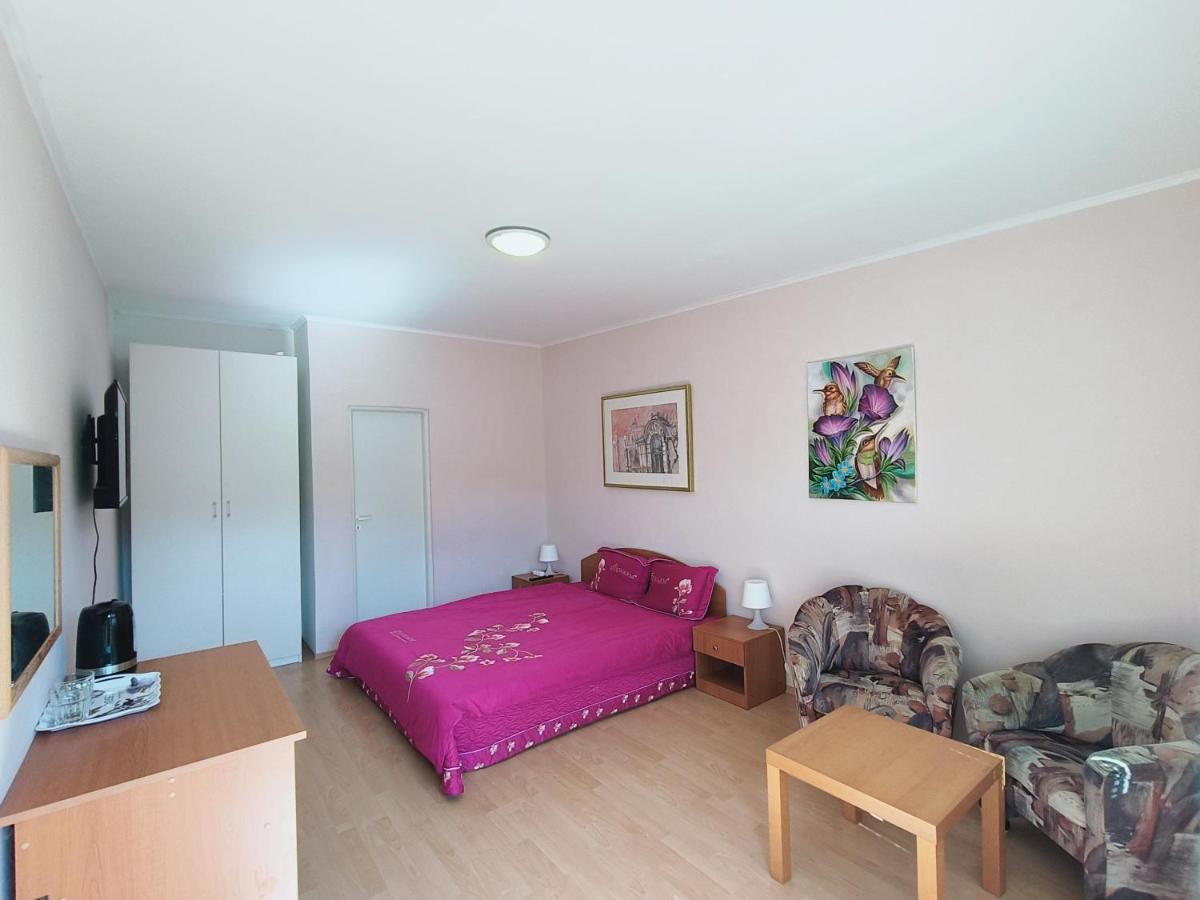 Cozy Room With Garden In Bratislava Luaran gambar