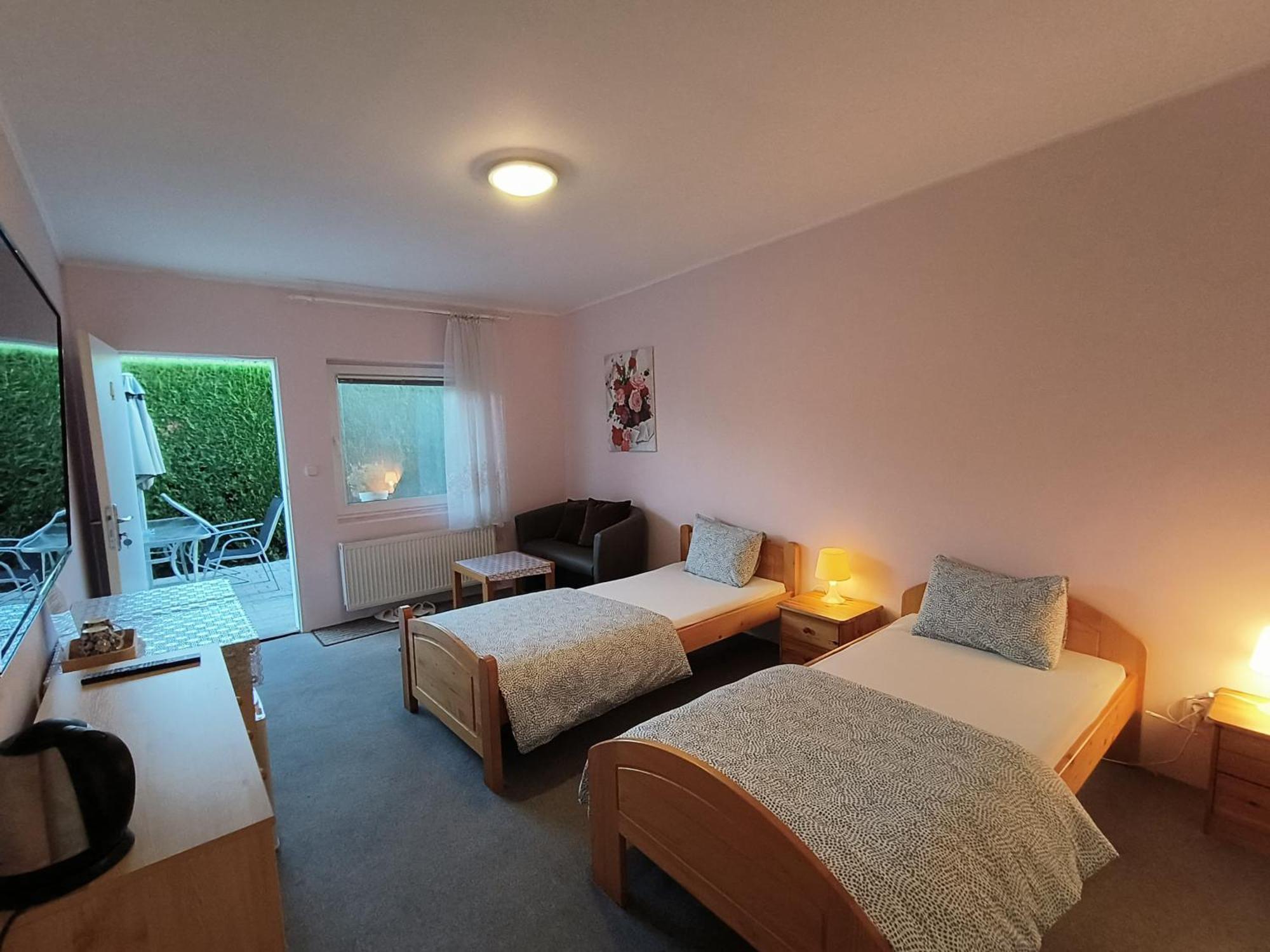 Cozy Room With Garden In Bratislava Luaran gambar