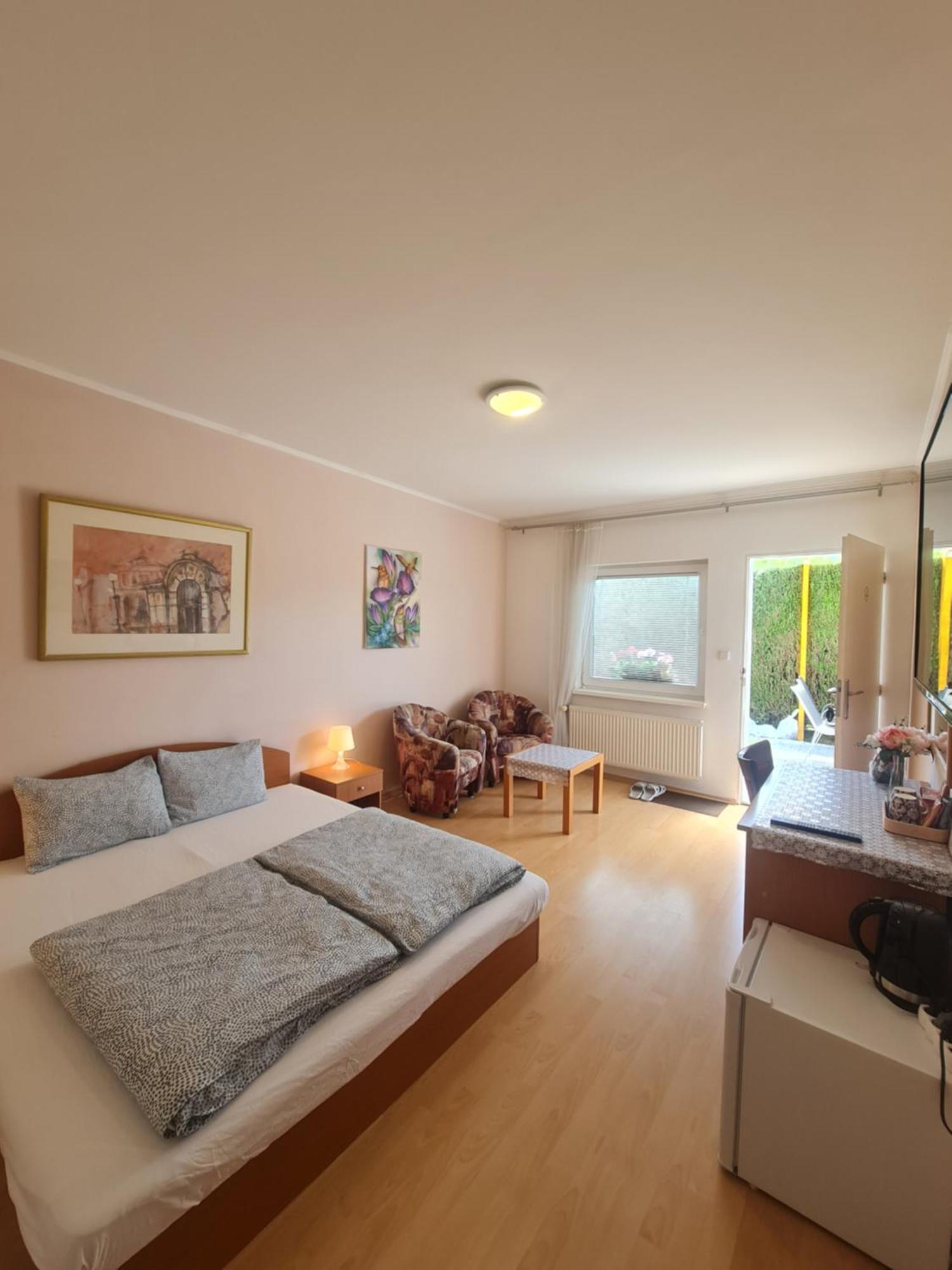 Cozy Room With Garden In Bratislava Luaran gambar