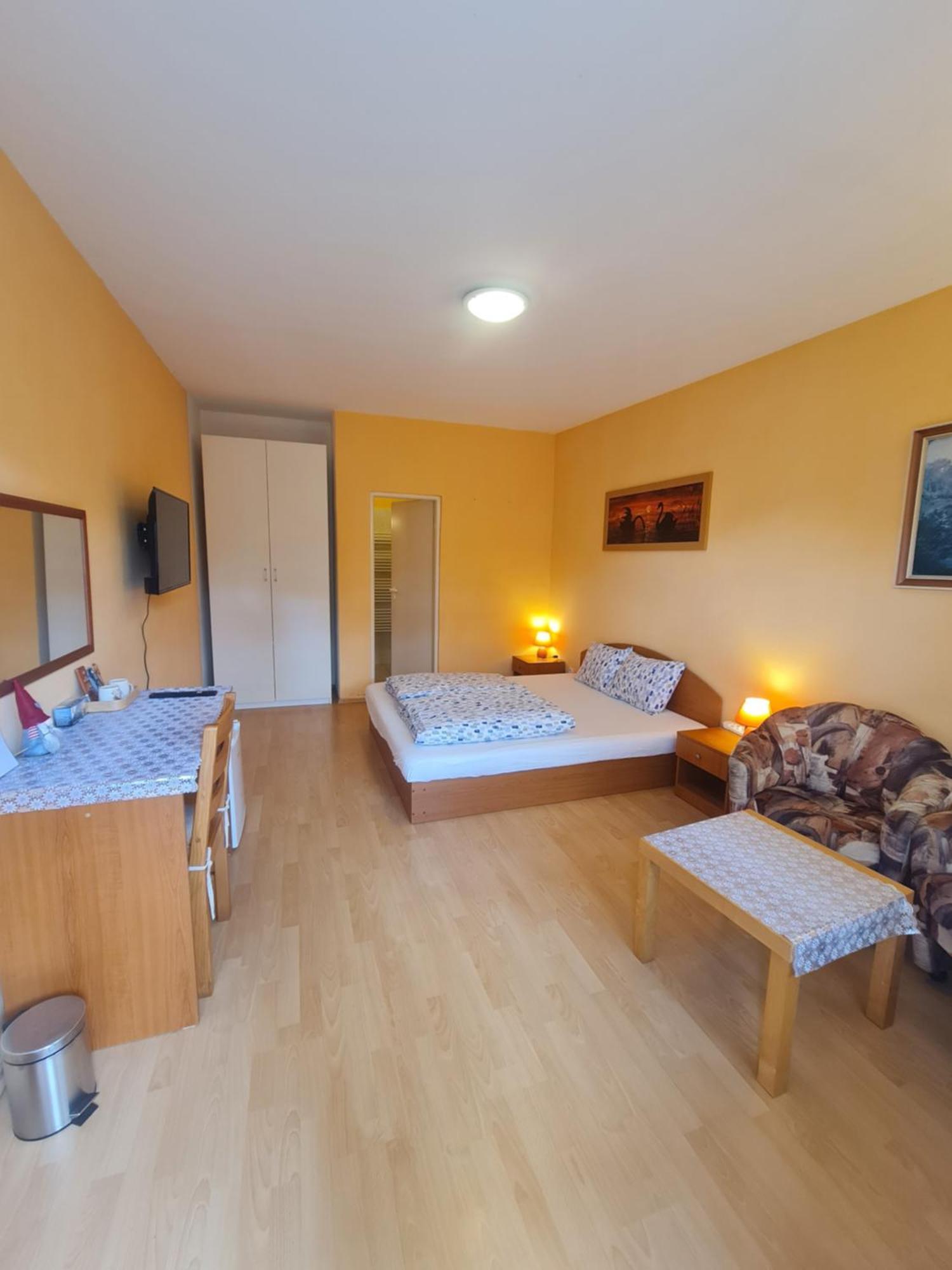 Cozy Room With Garden In Bratislava Luaran gambar