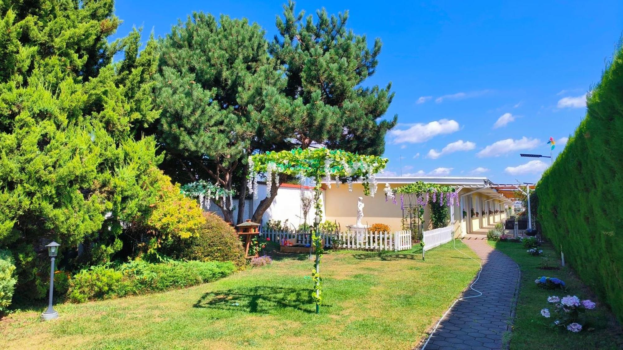 Cozy Room With Garden In Bratislava Luaran gambar
